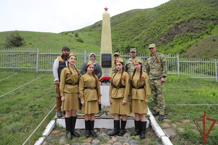 Военнослужащие ОГВ(с) продолжают участвовать в акции Росгвардии «На страже памяти» 