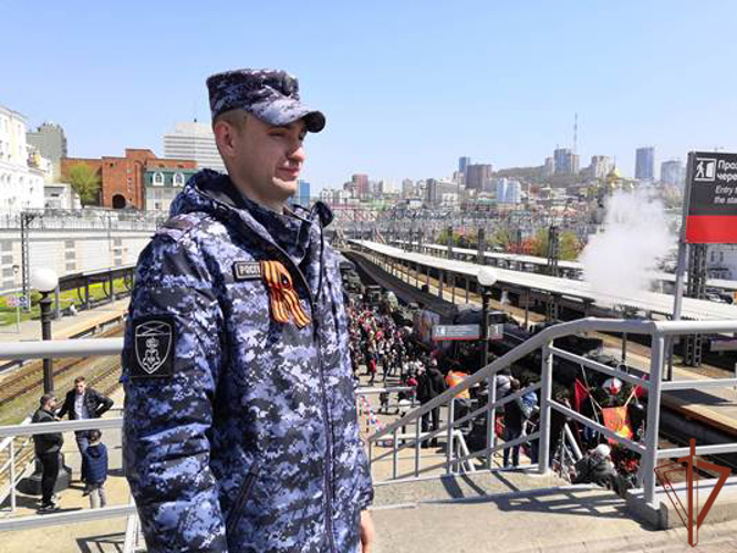 «Поезд Победы» прибыл во Владивосток под звуки военного оркестра Росгвардии 