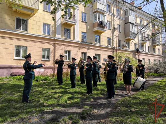 На Дальнем Востоке Росгвардия провела акцию «Парад у дома ветерана»
