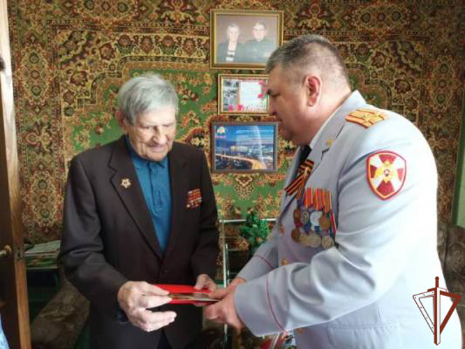 На Дальнем Востоке Росгвардия провела акцию «Парад у дома ветерана»