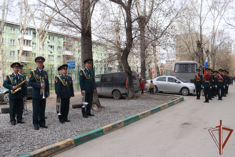 Курсанты Новосибирского военного института Росгвардии поздравили персональным парадом ветерана Великой Отечественной войны
