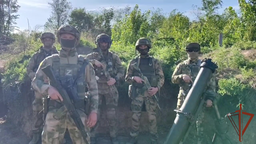 Росгвардейцы  -  участники СВО поздравили уральских ветеранов Великой Отечественной войны с Днем Победы (видео)