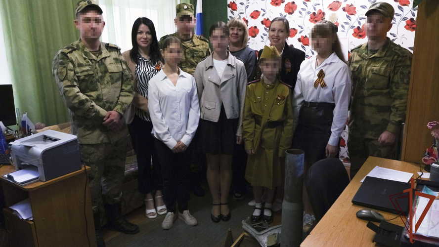 Росгвардейцы передали в музей одной из школ Херсонской области экспонаты, посвящённые служебно-боевой деятельности ведомства