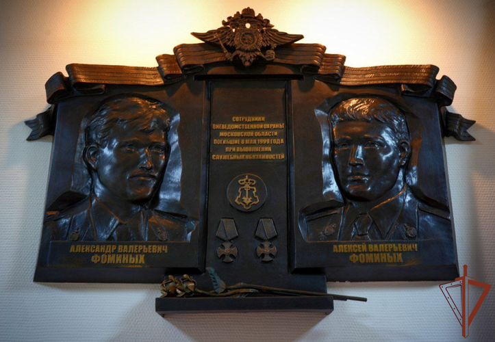 Память погибших при исполнении служебных обязанностей вневедомственной охраны сотрудников почтили росгвардейцы в Подмосковье 