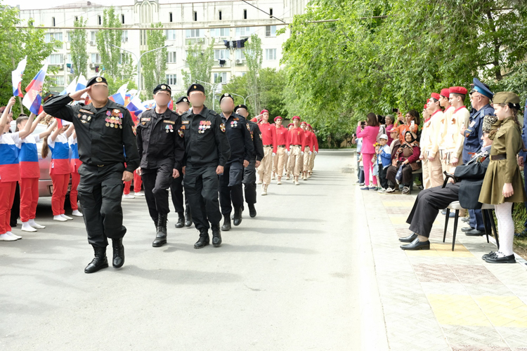 Росгвардейцы поддержали акцию «Парад у дома ветерана» в Дагестане