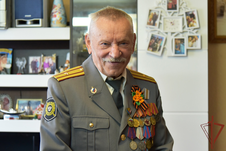Росгвардейцы поздравили ветерана Великой Отечественной войны с Днём Победы