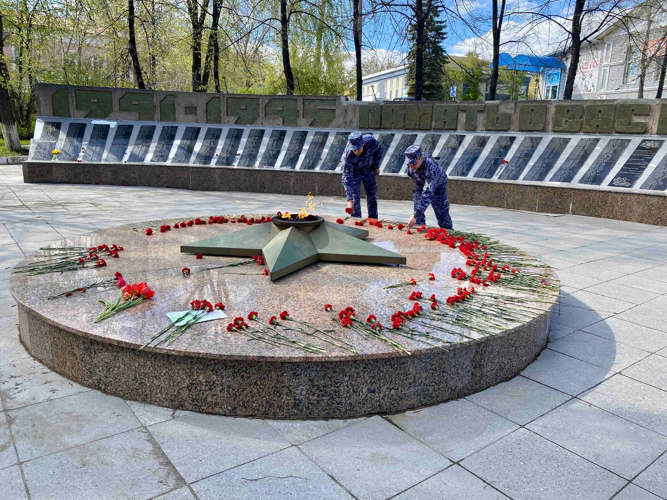 Представители Росгвардии возложили цветы к мемориалам Великой Отечественной войны на Урале