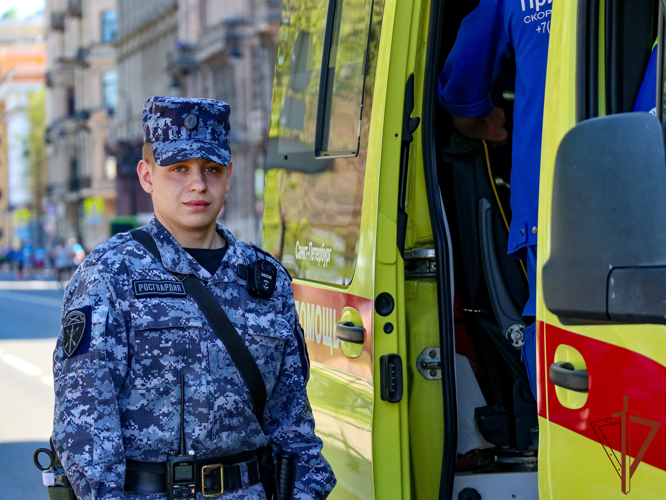 Росгвардеец помог почувствовавшему себя плохо спортсмену на полумарафоне «ЗаБег.РФ» в Санкт-Петербурге 