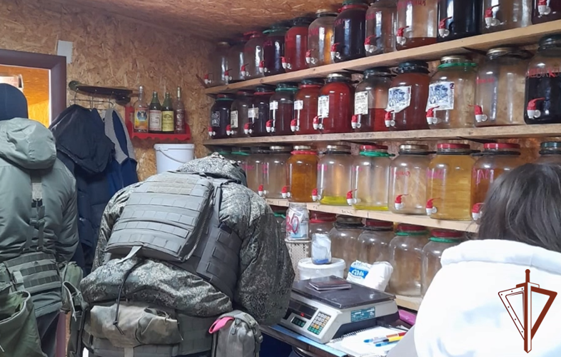 При содействии СОБР Росгвардии в Орловской области пресечено нелегальное производство алкогольной продукции 