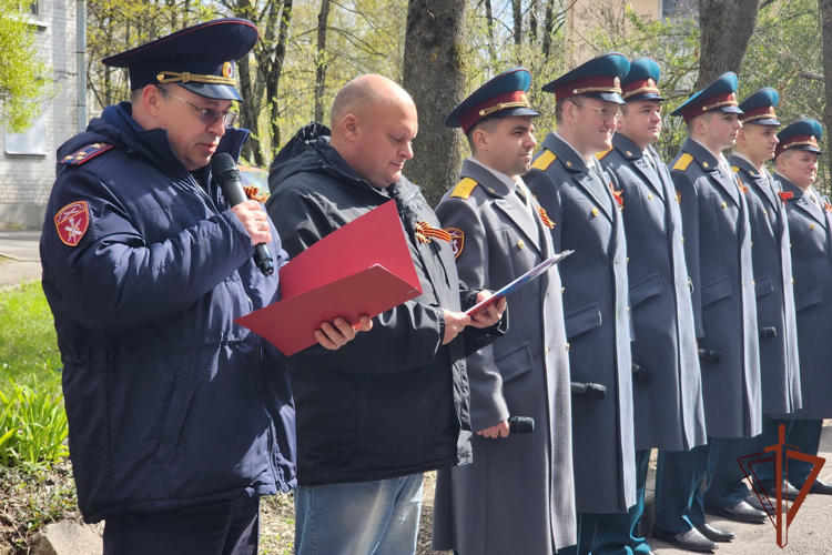 Сотрудники и военнослужащие Росгвардии в Санкт-Петербурге провели мини-парад для ветерана Великой Отечественной войны