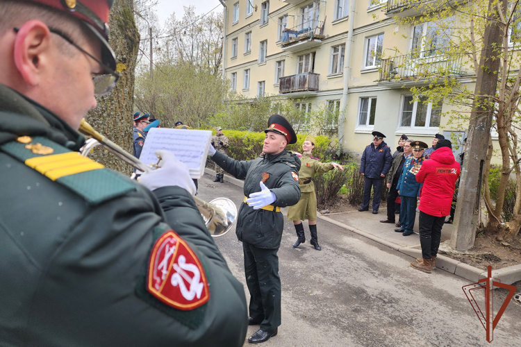 Сотрудники и военнослужащие Росгвардии в Санкт-Петербурге провели мини-парад для ветерана Великой Отечественной войны