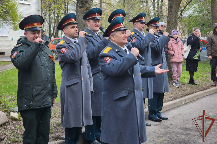 Сотрудники и военнослужащие Росгвардии в Санкт-Петербурге провели мини-парад для ветерана Великой Отечественной войны