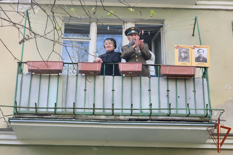 Сотрудники и военнослужащие Росгвардии в Санкт-Петербурге провели мини-парад для ветерана Великой Отечественной войны