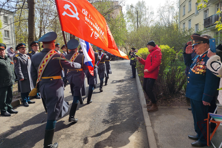 Сотрудники и военнослужащие Росгвардии в Санкт-Петербурге провели мини-парад для ветерана Великой Отечественной войны