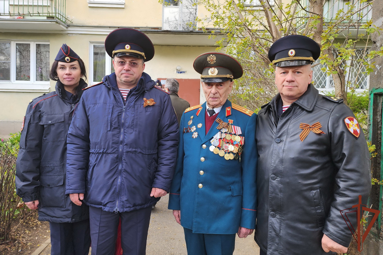 Сотрудники и военнослужащие Росгвардии в Санкт-Петербурге провели мини-парад для ветерана Великой Отечественной войны