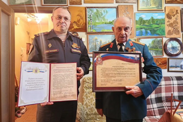 Сотрудники и военнослужащие Росгвардии в Санкт-Петербурге провели мини-парад для ветерана Великой Отечественной войны