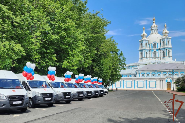 Многодетной семье сотрудника ОМОН Росгвардии губернатор Санкт-Петербурга вручил ключи от нового автомобиля 