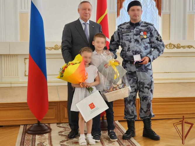 Многодетной семье сотрудника ОМОН Росгвардии губернатор Санкт-Петербурга вручил ключи от нового автомобиля 