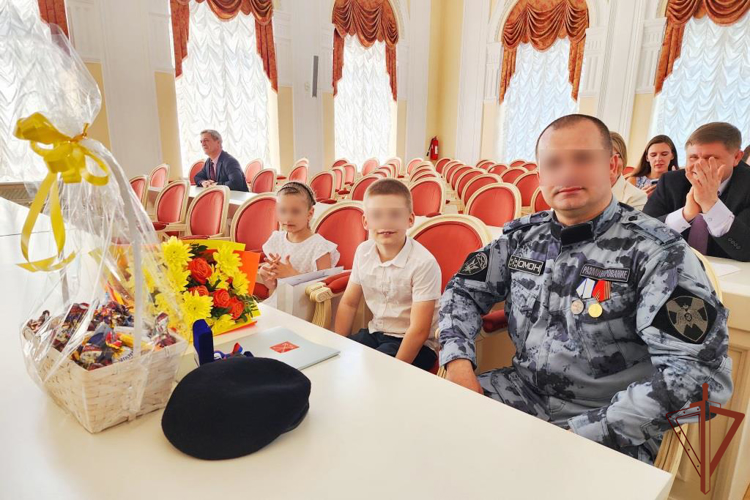 Многодетной семье сотрудника ОМОН Росгвардии губернатор Санкт-Петербурга вручил ключи от нового автомобиля 