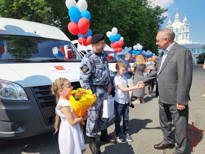 Многодетной семье сотрудника ОМОН Росгвардии губернатор Санкт-Петербурга вручил ключи от нового автомобиля 