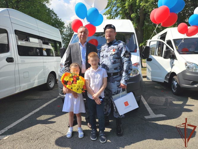 Многодетной семье сотрудника ОМОН Росгвардии губернатор Санкт-Петербурга вручил ключи от нового автомобиля 