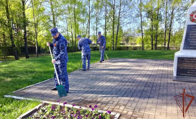 Росгвардейцы в Северо-Западном округе благоустроили братские захоронения советских воинов  