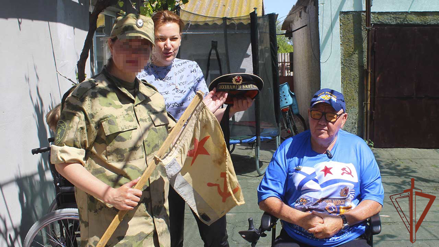 В День Черноморского флота России росгвардейцы навестили ветерана-подводника в Херсонской области