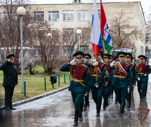 Курсанты Новосибирского военного института Росгвардии организовали парад у дома ветеранов