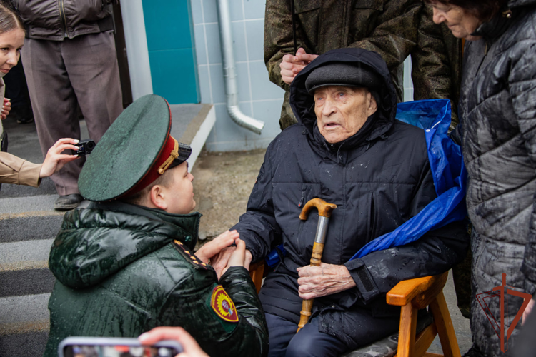 Курсанты Новосибирского военного института Росгвардии организовали парад у дома ветеранов