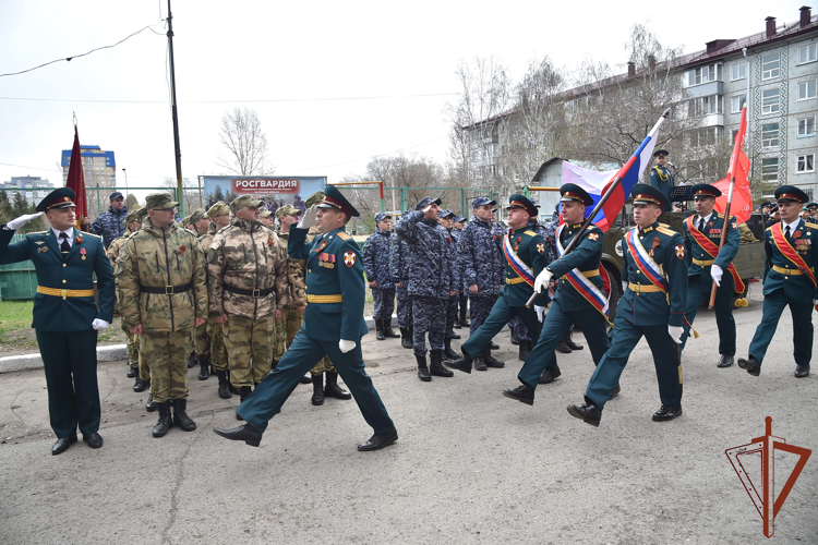 Парад у дома ветерана Великой Отечественной войны провели росгвардейцы в Омске