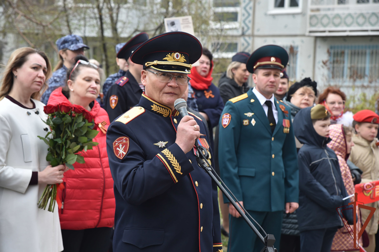 Парад у дома ветерана Великой Отечественной войны провели росгвардейцы в Омске