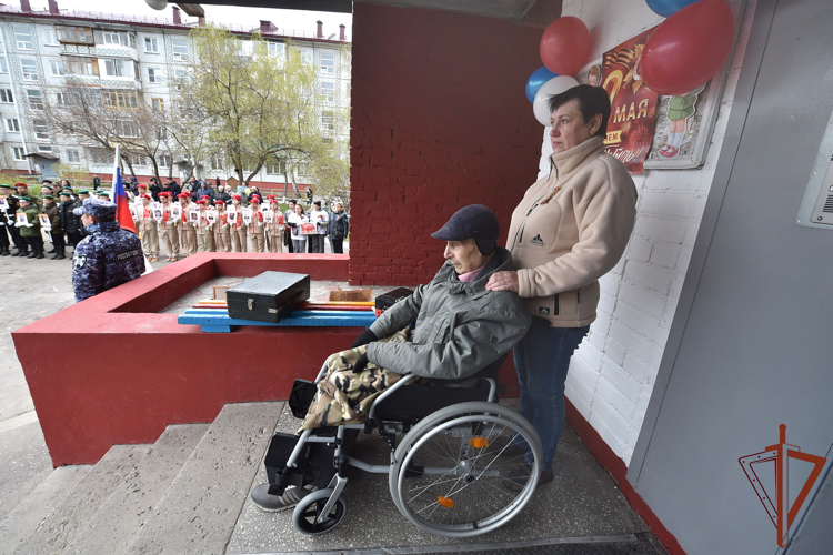 Парад у дома ветерана Великой Отечественной войны провели росгвардейцы в Омске