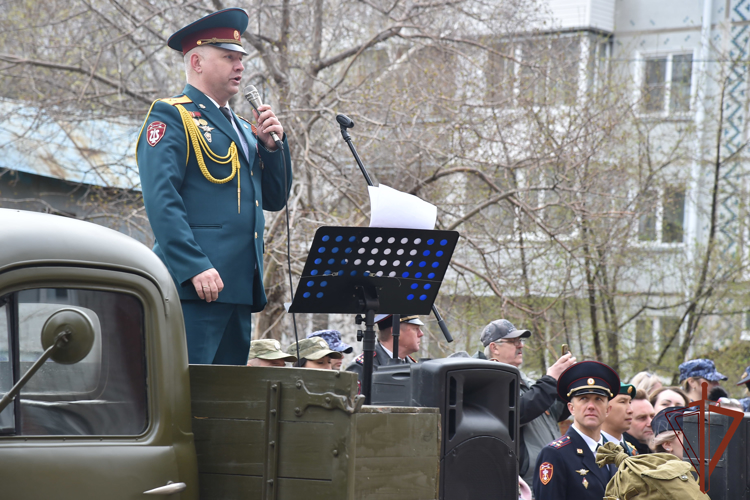 Парад у дома ветерана Великой Отечественной войны провели росгвардейцы в Омске