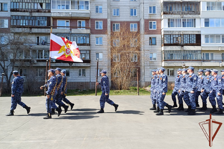 Парад у дома ветерана провели росгвардейцы в Томске