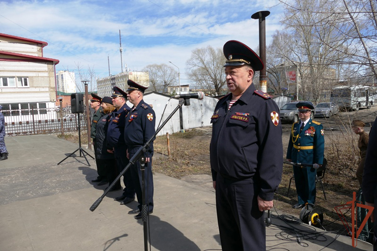 Парад у дома ветерана провели росгвардейцы в Томске
