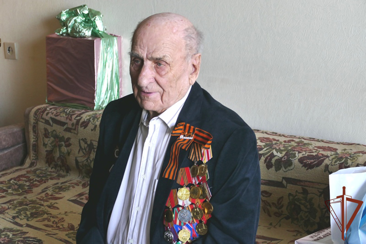 Парад у дома ветерана провели росгвардейцы в Томске