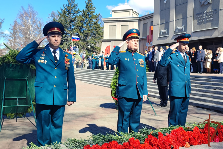 В Сибири росгвардейцы возложили цветы к мемориалам и почтили память погибших героев Великой Отечественной войны в День Победы