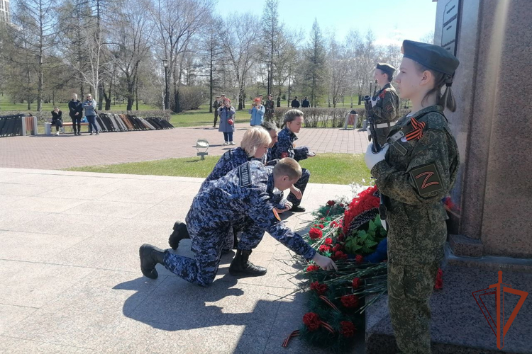 В Сибири росгвардейцы возложили цветы к мемориалам и почтили память погибших героев Великой Отечественной войны в День Победы