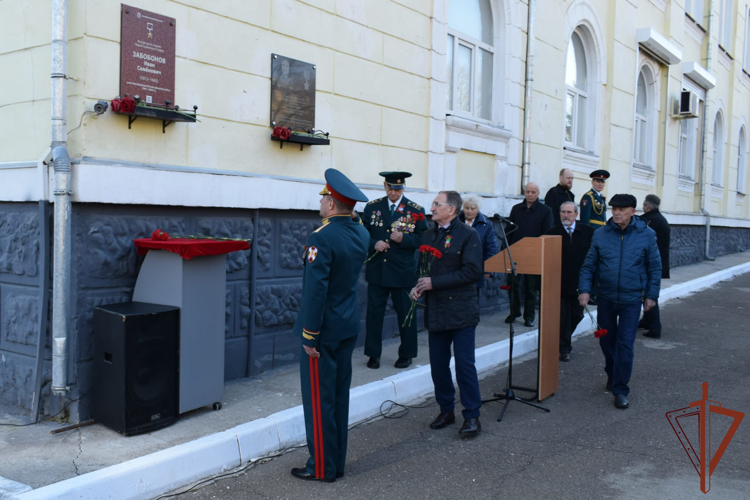 В Сибири росгвардейцы возложили цветы к мемориалам и почтили память погибших героев Великой Отечественной войны в День Победы