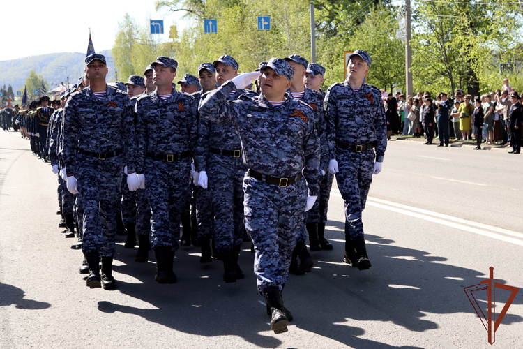 В Сибири военнослужащие и сотрудники Росгвардии приняли участие в торжественных шествиях посвящённых 79-й годовщине Победы 