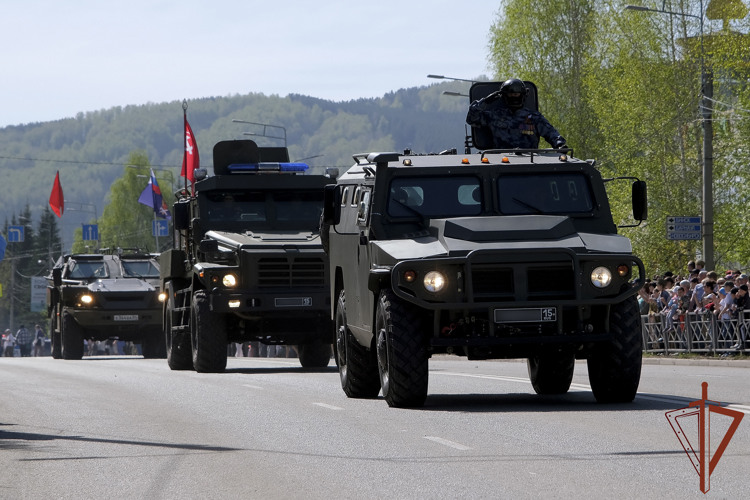 В Сибири военнослужащие и сотрудники Росгвардии приняли участие в торжественных шествиях посвящённых 79-й годовщине Победы 