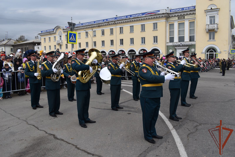 В Сибири военнослужащие и сотрудники Росгвардии приняли участие в торжественных шествиях посвящённых 79-й годовщине Победы 