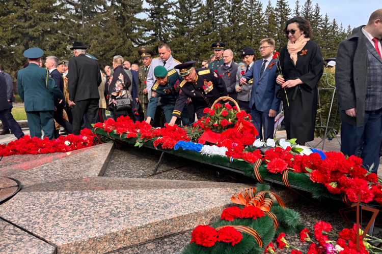 В Сибири росгвардейцы возложили цветы к мемориалам и почтили память погибших героев Великой Отечественной войны в День Победы