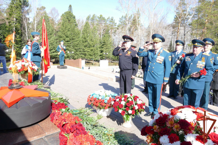 В Сибири росгвардейцы возложили цветы к мемориалам и почтили память погибших героев Великой Отечественной войны в День Победы