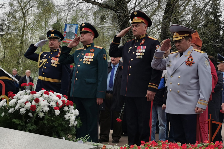 В Сибири росгвардейцы возложили цветы к мемориалам и почтили память погибших героев Великой Отечественной войны в День Победы