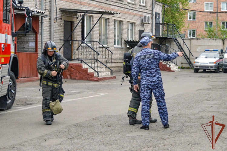 Росгвардия и МЧС  провели в Абакане совместное пожарно-тактическое учение
