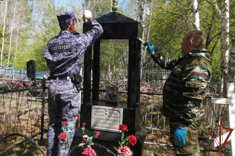 Росгвардейцы в Иркутской области благоустроили место захоронения участника Великой Отечественной войны