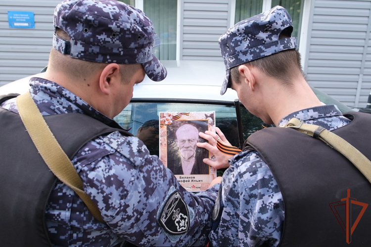 К акции «Бессмертный автополк» присоединились росгвардейцы Центрального округа  