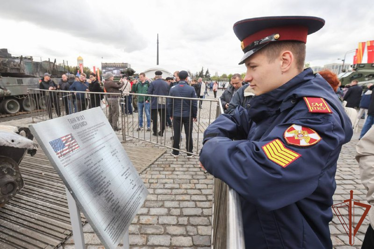 Кадеты Московского президентского училища Росгвардии посетили выставку трофейной техники и вооружения (видео)