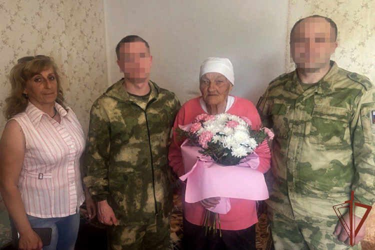 Росгвардейцы поздравили с днём рождения труженицу тыла в Запорожской области
